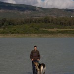 Romano dans le lac du barrage