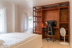 Big desk with confortable seat !